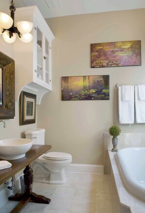 Regadera, tina de hidromasaje, secadora de cabello, toallas 