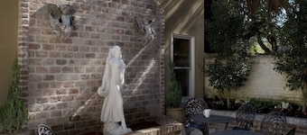 WEEKNIGHT DISCOUNTS! Chic Carriage House on Monterey Square & Garage Parking