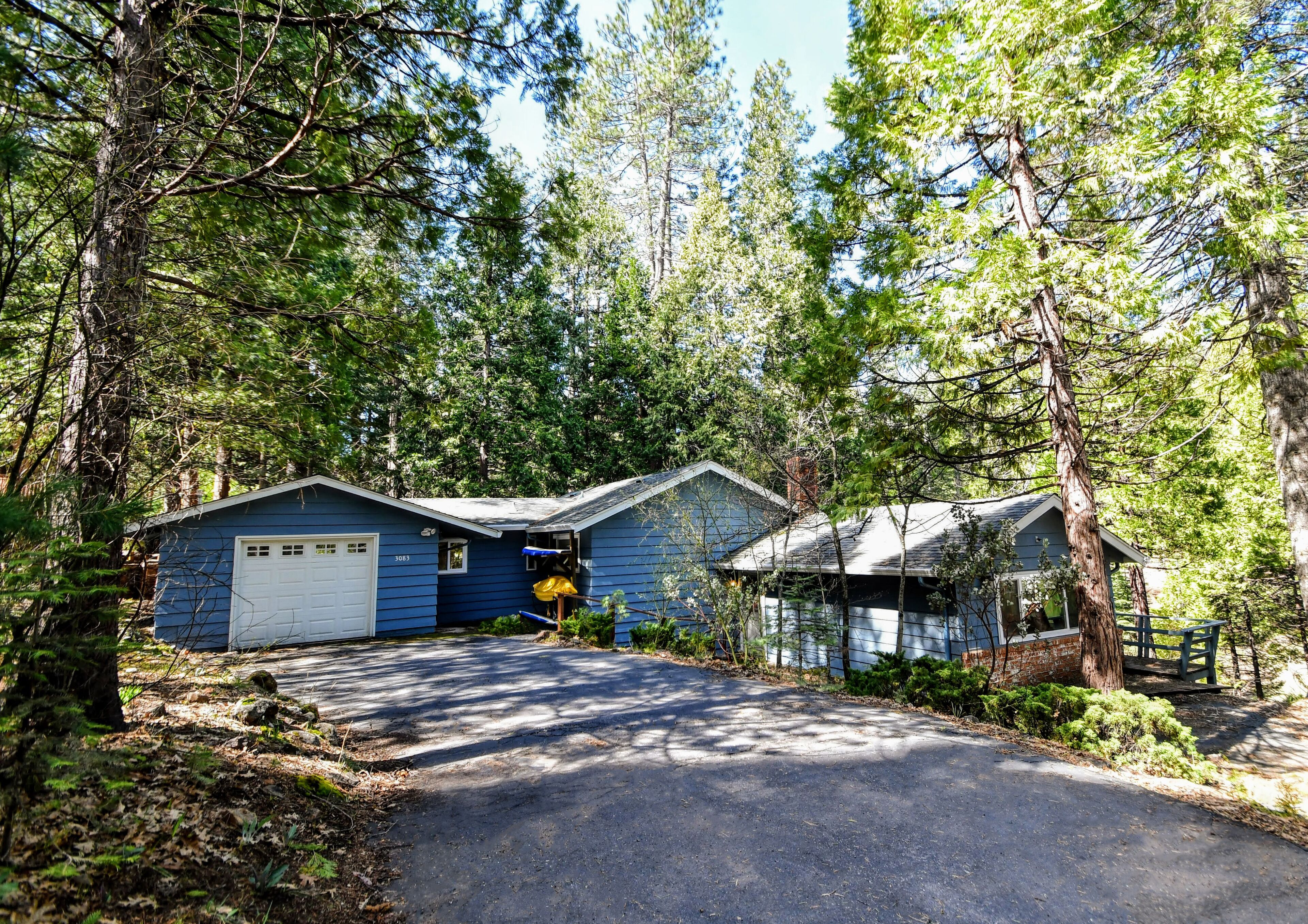 ON THE SHORES OF LAKEMONT PINES LAKE W/POOL TABLE, KAYAKS AND CANOE PET FRIENDLY