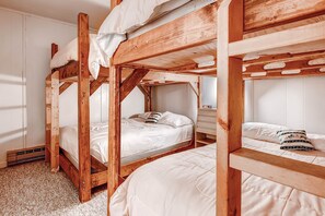 3 slaapkamers, een strijkplank/strijkijzer, gratis wifi, beddengoed