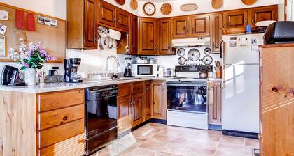 Sweet Life - Vermont Chalet - 6 person Indoor Hot Tub - 15 min to Killington