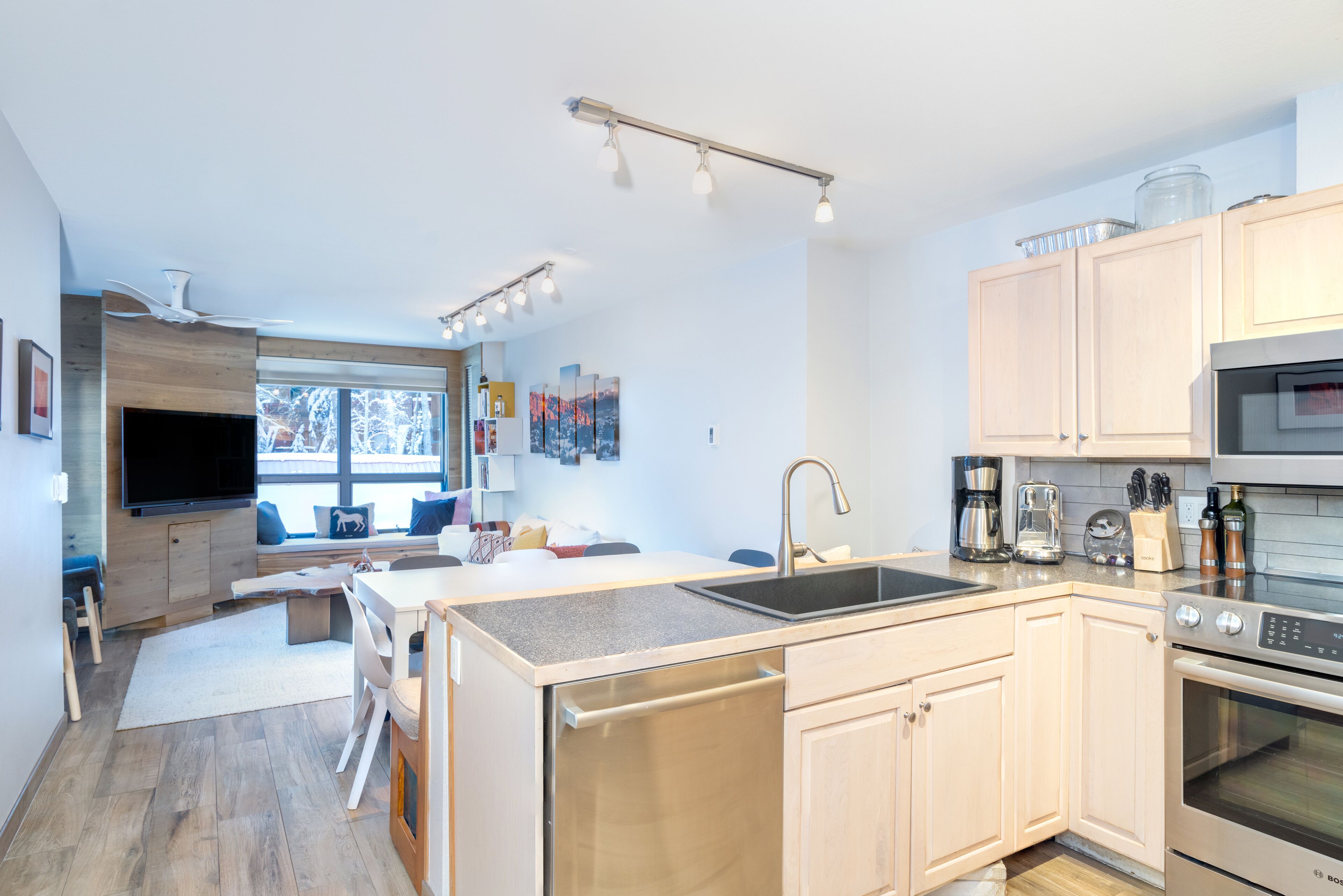 Réfrigérateur, micro-ondes, four, plaque de cuisson