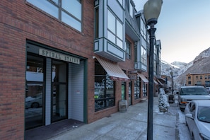 Exterior - One block walk to gondola, ski lockers downstairs, River Trail close by! (Telluride)