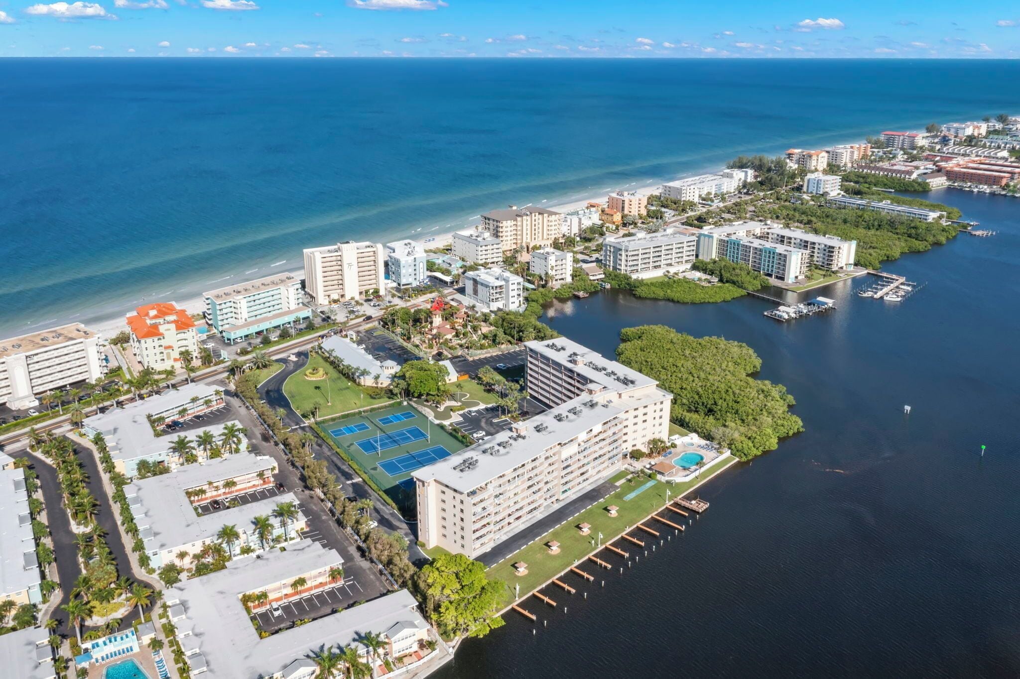BAY SHORES YACHT AND TENNIS CLUB 207 RENOVATED AND ACROSS THE STREET FROM BEACH