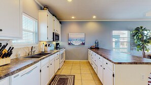 Fridge, microwave, oven, stovetop - Spoonbill: 3  BR, 2  BA House in Crystal Beach, Sleeps 12 (Crystal Beach)