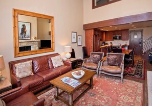 Televisión, chimenea, reproductor de DVD y estéreo 