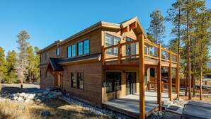 A modern wooden house with a balcony and large windows. - Beautiful new 4 bed/4bath private home, 4 blocks off Main St with all the amenities!! (Frisco)