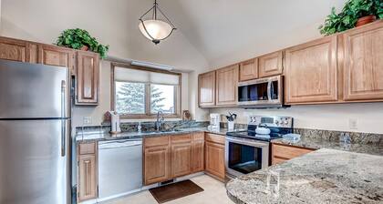 Comfortable and nice condo located a few blocks from Main Street, Frisco. Private Hot Tub!