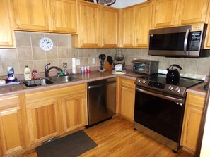 Réfrigérateur, four à micro-ondes, un four, surface de cuisson