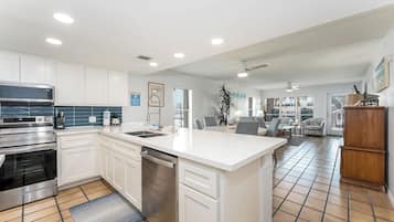 Réfrigérateur, micro-ondes, plaque de cuisson, lave-vaisselle