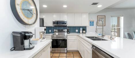 Køleskab, mikrobølgeovn, kogeplade, opvaskemaskine