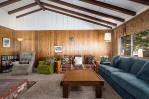 Smart TV, fireplace, DVD player, books - Large Deck, Bunk Room, Garage, Close to Waterman's Landing "Agate Bay Ranch" (Carnelian Bay)