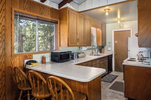 Fridge, microwave, oven, stovetop - Large Deck, Bunk Room, Garage, Close to Waterman's Landing "Agate Bay Ranch" (Carnelian Bay)