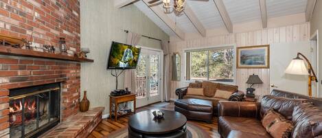 Fernseher, Kamin, Videospiele, Tischfußball