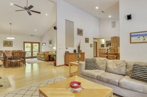 Älytelevisio, DVD-soitin, pöytätennispöytä, stereot