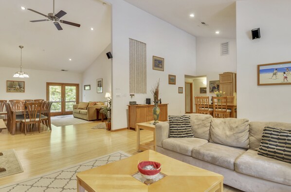 Smart TV, DVD player, ping pong, stereo