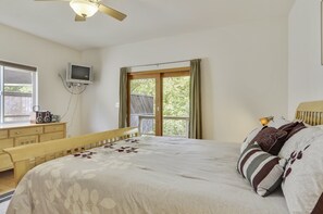 4 bedrooms, iron/ironing board, WiFi, bed sheets