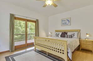 4 bedrooms, iron/ironing board, WiFi, bed sheets