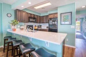 Frigorifero, microonde, forno, piano cottura