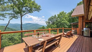 Outdoor dining - Song Bird Lodge in Gated Smoky Mountain Retreat Community (MAGGIE VALLEY)