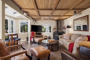 Smart TV, fireplace, DVD player, stereo - Forest, Spa, Dog Friendly, Great Location! (Monte Rio)