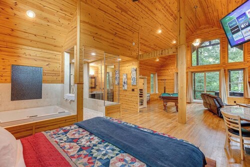 Oasis- Spa Cabin W/Sauna, Jacuzzi, and Rain Shower/hot tub