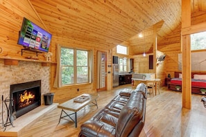 Smart TV, fireplace - Oasis- Spa Cabin W/Sauna, Jacuzzi, and Rain Shower/hot tub (Cleveland)