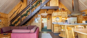 Chalet #17, Charming Ski in/ Ski Out Steps to the