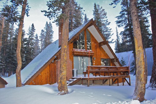 Chalet #17, Charming Ski in/ Ski Out Steps to the