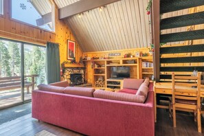 TV, fireplace, DVD player - Chalet #17, Charming Ski in/ Ski Out Steps to the (Mammoth Lakes)