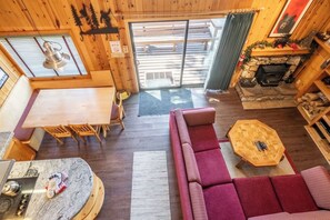 TV, fireplace, DVD player - Chalet #17, Charming Ski in/ Ski Out Steps to the (Mammoth Lakes)