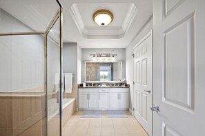 Combined shower/tub, hair dryer, towels