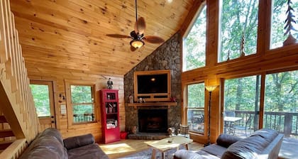 Hieno RIVERFRONT hirsimökki, poreallas, lemmikkieläinystävällinen, taulu-tv. WIFI, shuffleboard, Lemmikkieläinystävällinen, Pet Kennel