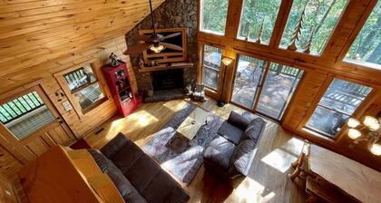 Hieno RIVERFRONT hirsimökki, poreallas, lemmikkieläinystävällinen, taulu-tv. WIFI, shuffleboard, Lemmikkieläinystävällinen, Pet Kennel