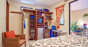 Travel crib, free WiFi, bed sheets