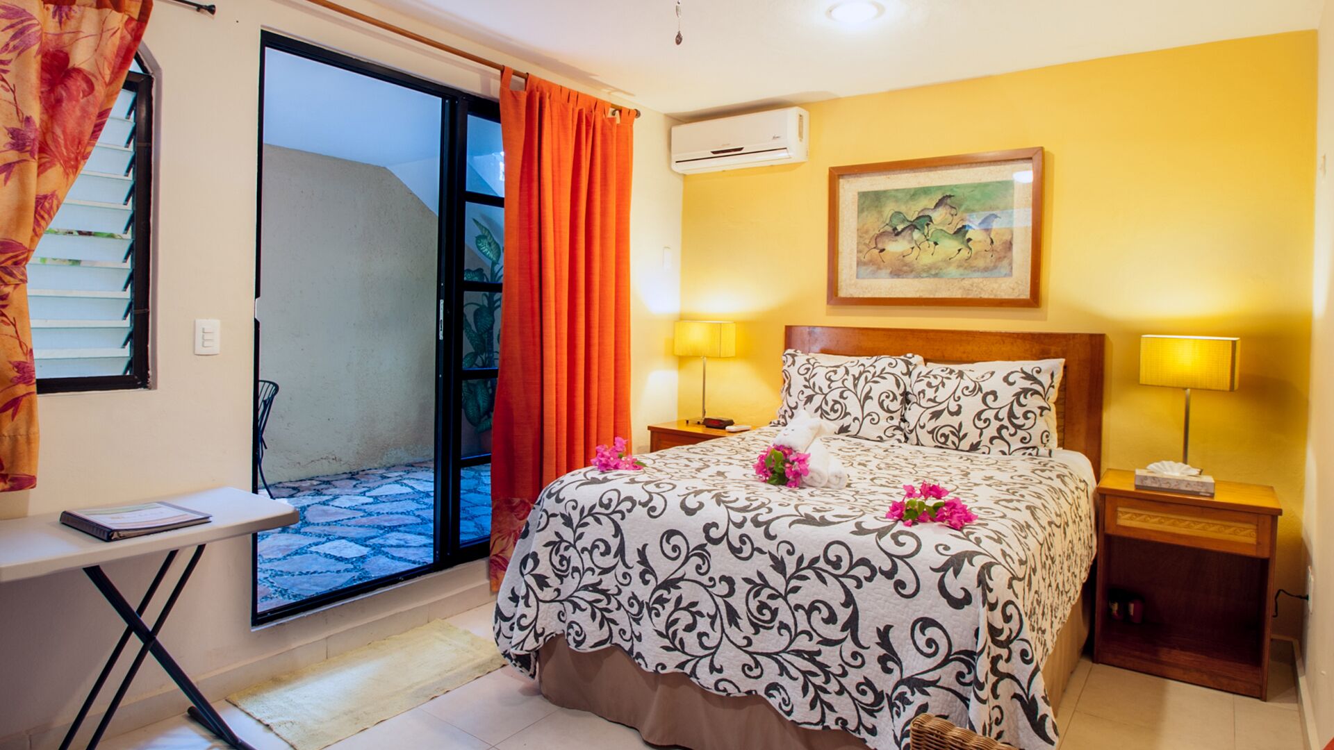 Cuna de viaje, wifi gratis, ropa de cama