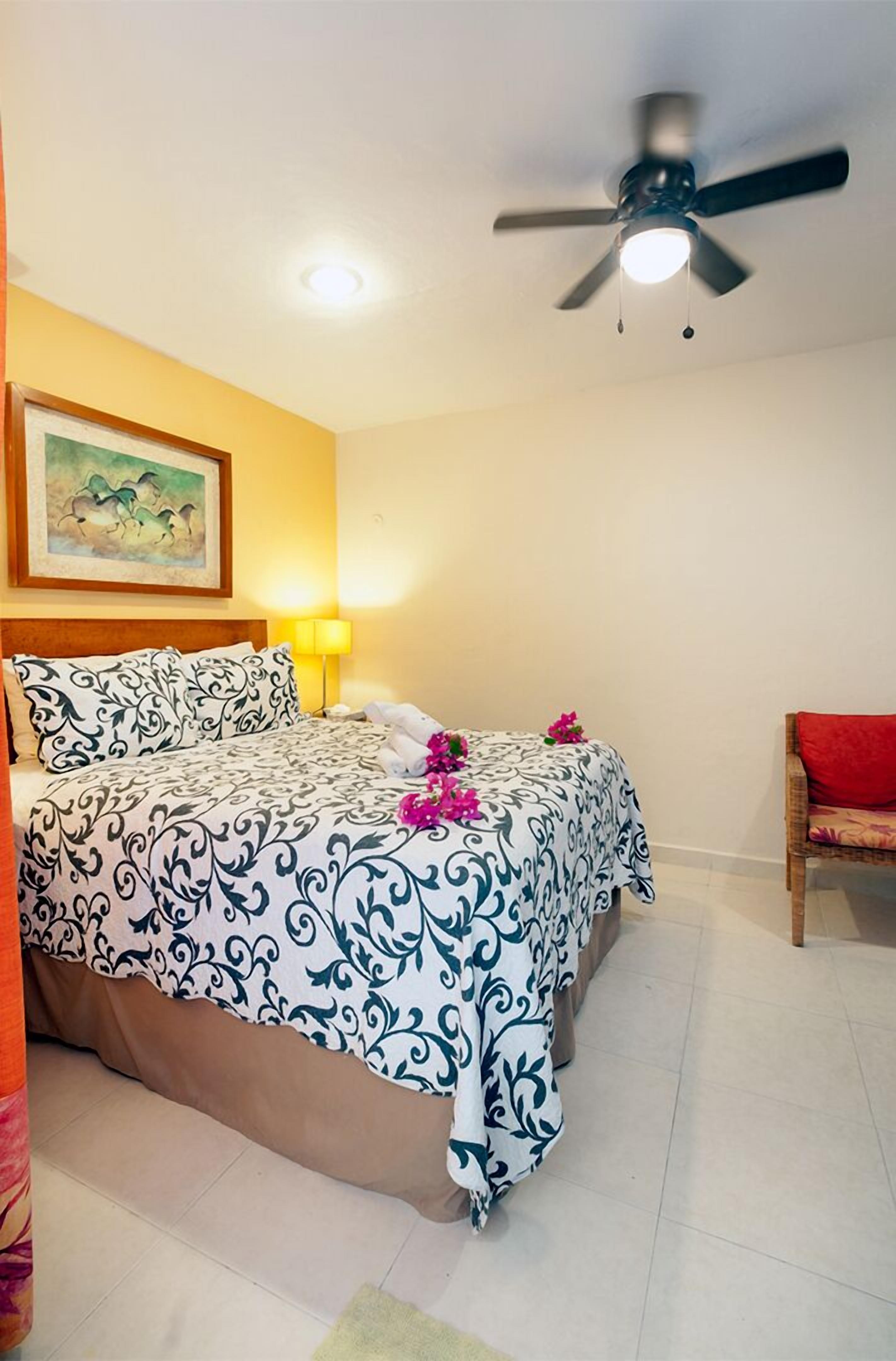 Cuna de viaje, wifi gratis, ropa de cama