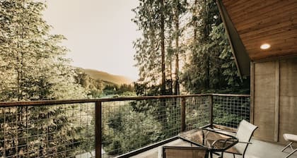 70MBR- Hot Tub - BBQ - Wi-Fi - Pets Ok - Sleeps 8 by RedAwning