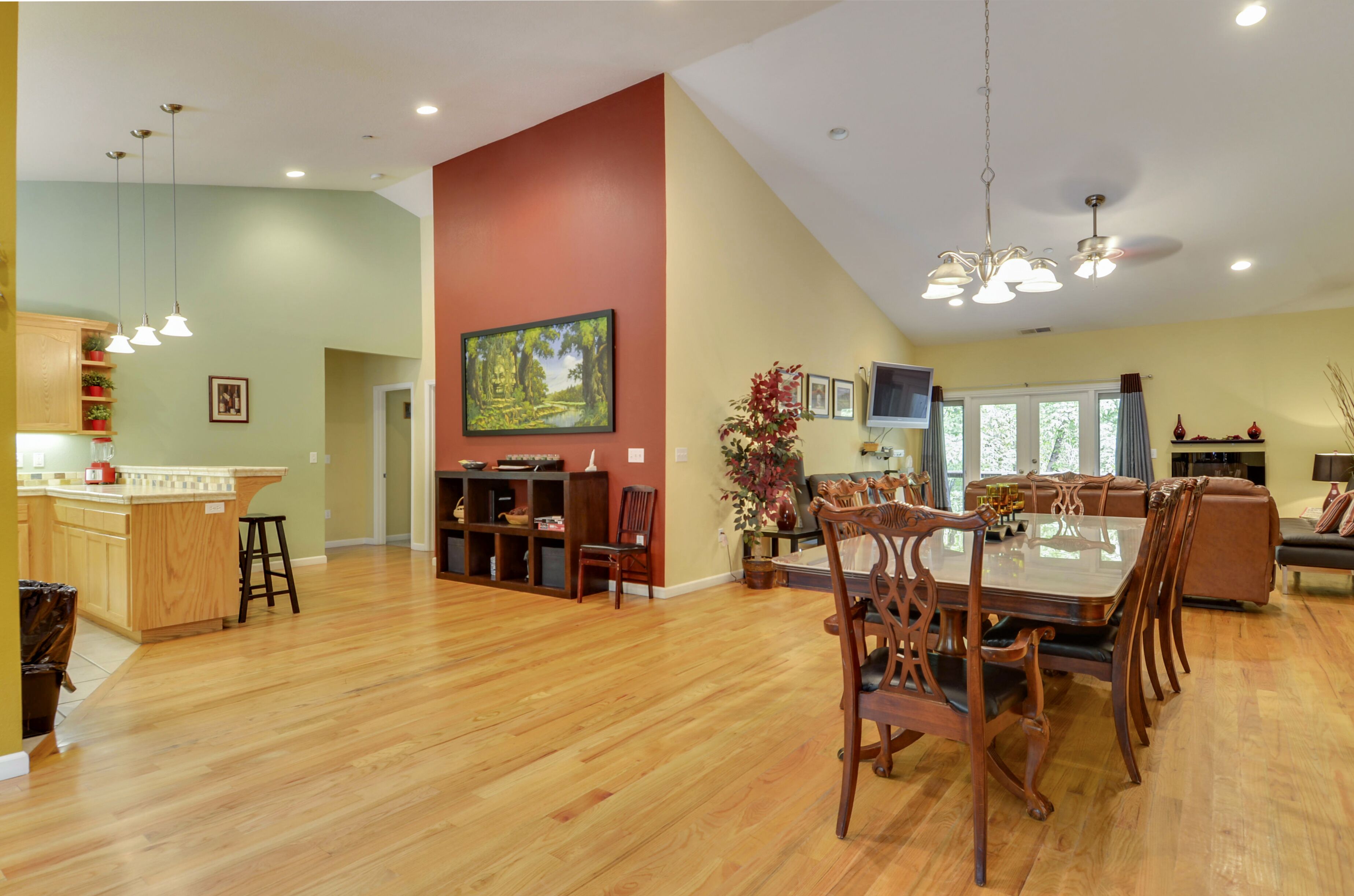 Culture Blend ~ Great Group Getaway, Hot Tub, River Access, Game Room, BBQ!