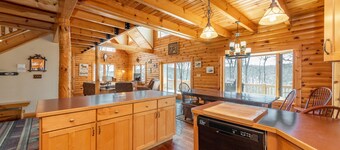 Charming Lodge w/ Pool Table, Bar & Fireplaces