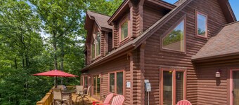 Charming Lodge w/ Pool Table, Bar & Fireplaces