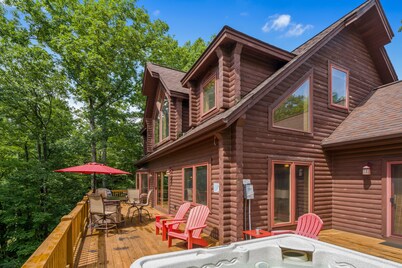 Charming Lodge w/ Pool Table, Bar & Fireplaces