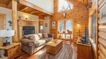 Älytelevisio, takka, DVD-soitin, tietokoneen näyttö