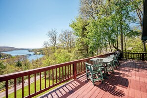 Una terraza con sillas y una mesa con vista al lago.