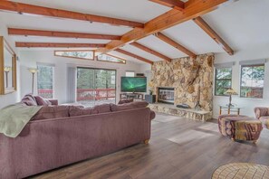 TV connectée, cheminée, lecteur de DVD