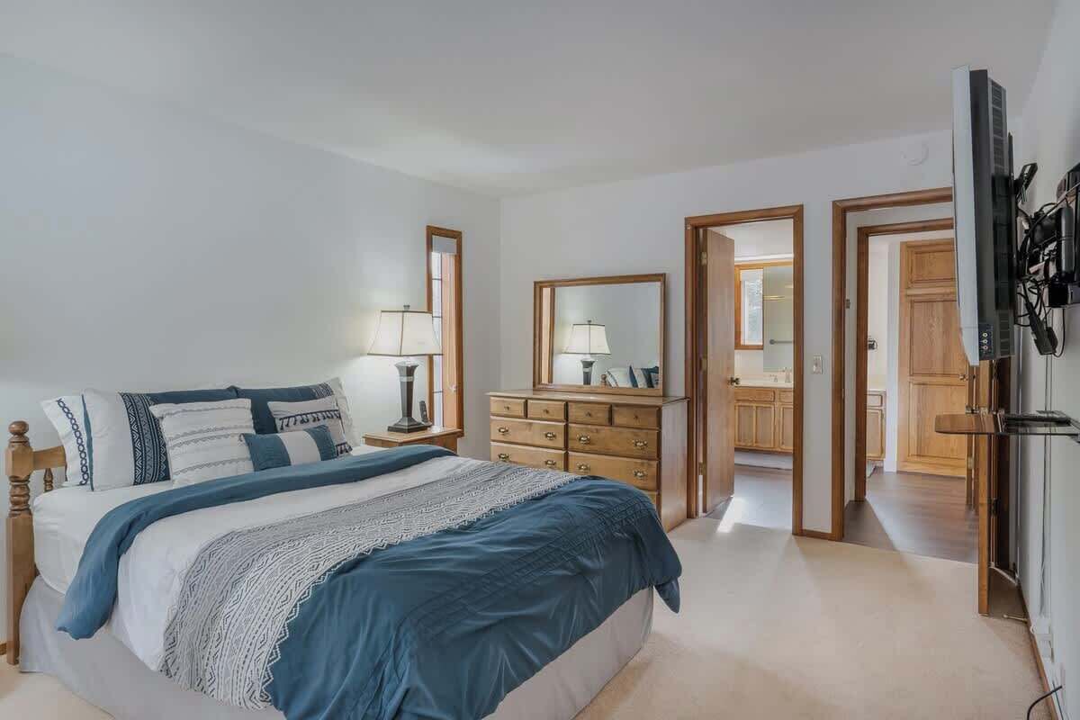 4 bedrooms, iron/ironing board, free WiFi, bed sheets