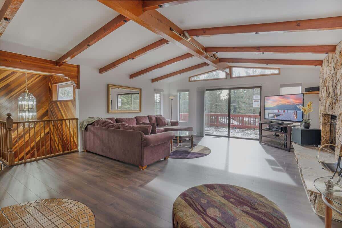 Smart TV, fireplace, DVD player