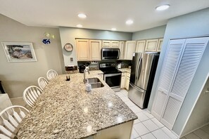 Refrigerador, microondas y horno 