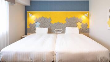 Ein Doppelbett mit einem Kopfende im Puzzle-Muster, zwei Nachttische und ein Fenster mit Vorhängen.