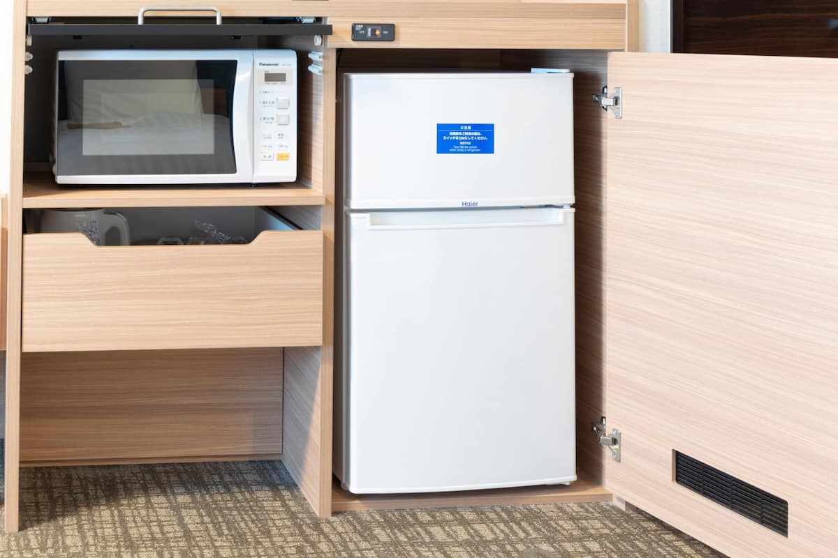 Phòng Suite tiện nghi đơn giản, không hút thuốc | Két bảo mật tại phòng, bàn, khu vực làm việc phù hợp cho laptop 